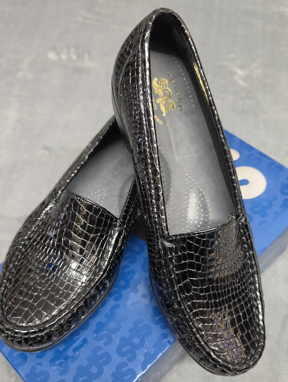 SAS Women's Black Croc-Embossed Loafers 8.5W